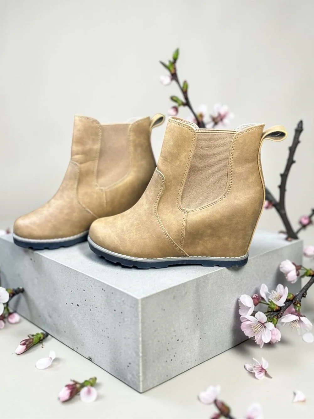 Universal Thread Tan Wedge Chelsea Ankle Boots Women Size 6